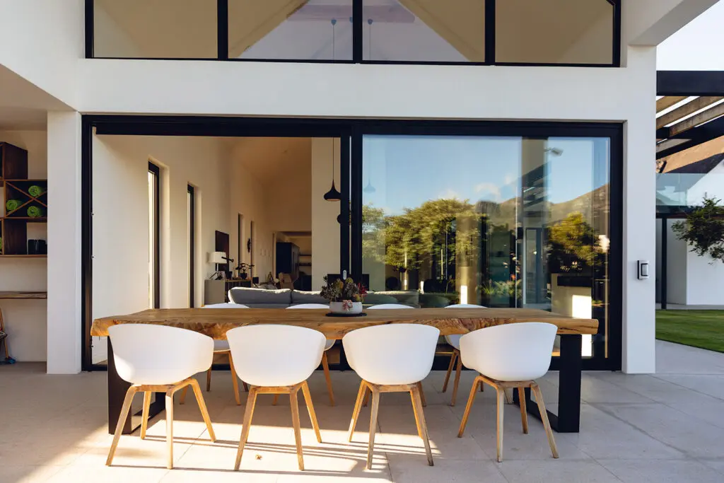 Modern-patio-space-with-polished-concrete-pad